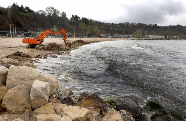 Варна - Нефтен разлив - почистване