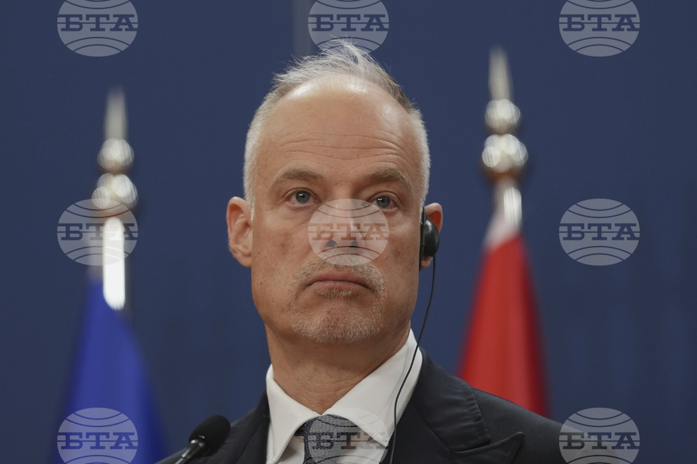 МТИ: Унгария няма да избира между Изтока и Запада, заяви министърът на отбраната