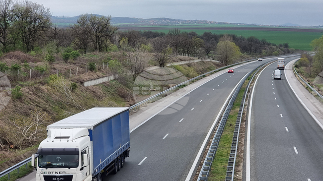 Мъж загина, след като бе ударен от камион на магистрала „Марица“, съобщиха от полицията