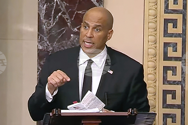 Сенаторът от Демократическата партия Кори Букър държи реч повече от 22 часа