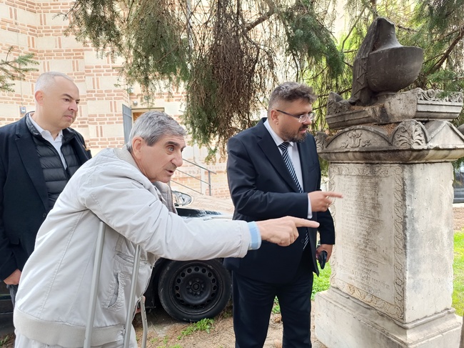 Участници в Трансграничната конференция "Европа на Балканите: Заедно чрез знание" обиколиха българските места в историческия център на Букурещ