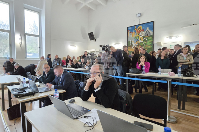 Родители протестираха пред Общината в Петрич срещу въвеждането на нова система за прием на първокласници