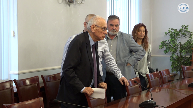 Отказът да се приема отпадък от болниците е огромна опасност от епидемия, каза здравният министър Силви Кирилов