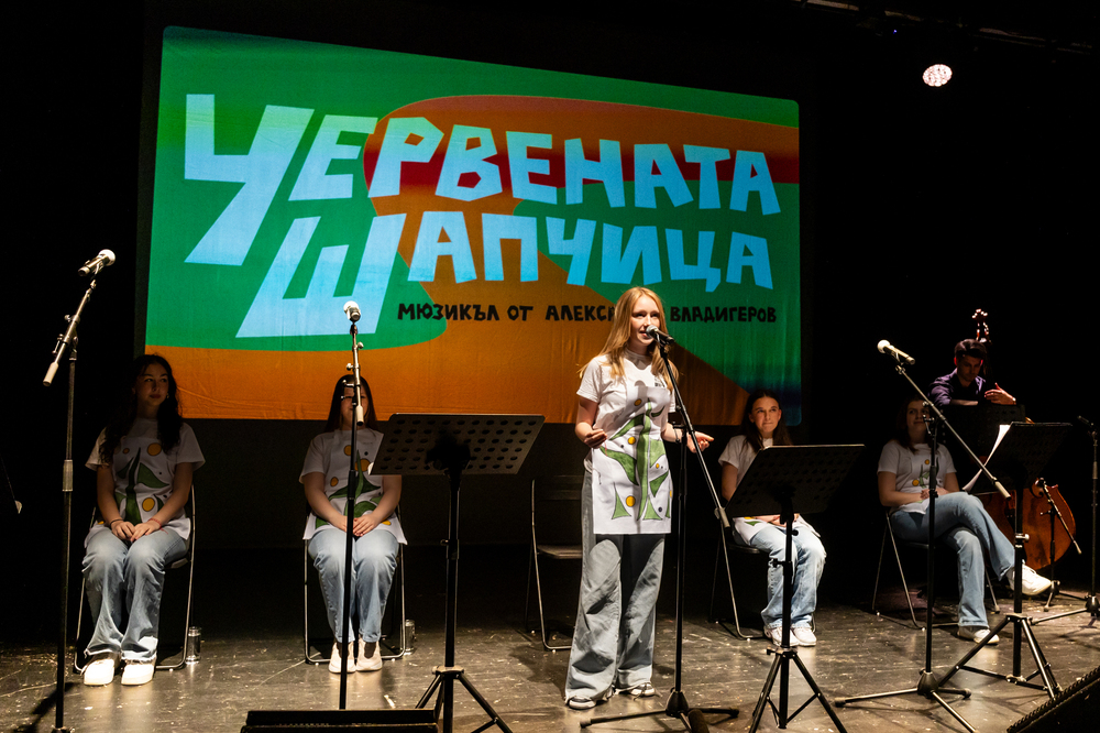 Премиера на спектакъла „Червената шапчица“ на Малко театро се състоя в Националния театър в Будапеща