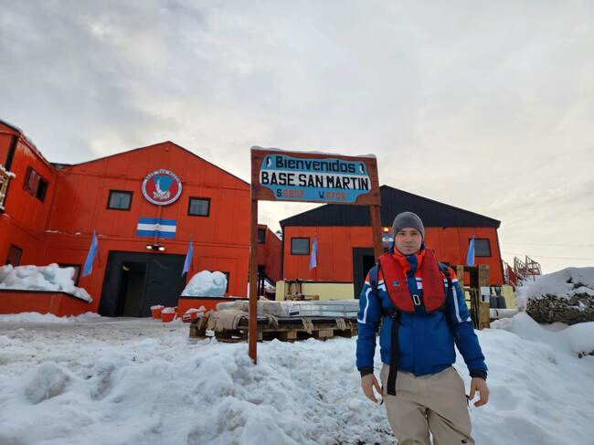 Офицер от ВВМУ премина границата на Южния полярен кръг по време на обучение на аржентински кораб