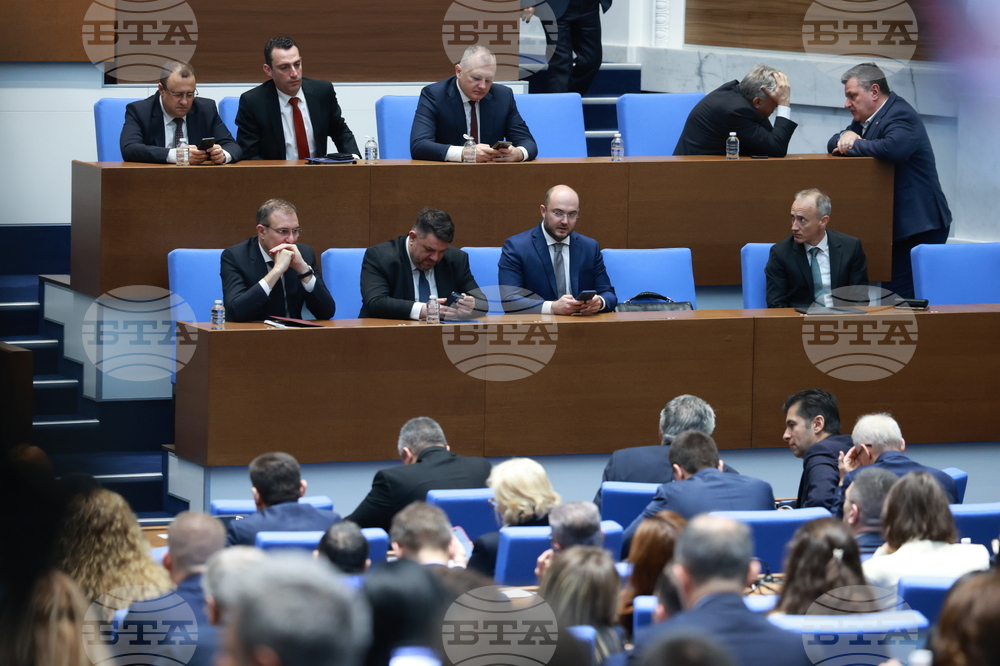 Cabinet Survives No-Confidence Vote