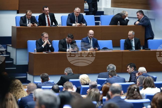 Cabinet Survives No-Confidence Vote