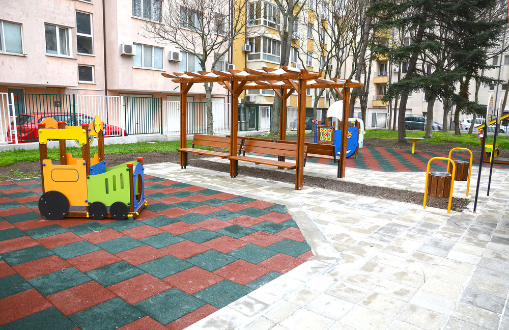 Община Варна: Детска ясла №2 „Моряче” вече разполага с нови осем детски площадки и спортно игрище