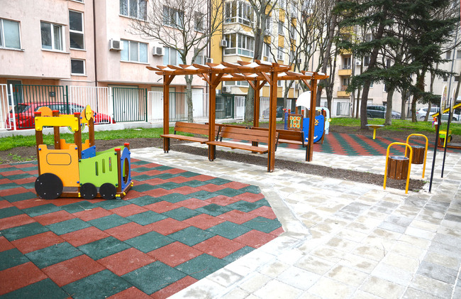 Община Варна: Детска ясла №2 „Моряче” вече разполага с нови осем детски площадки и спортно игрище