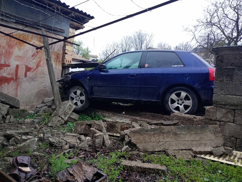 Полицаи задържаха 18-годишен водач, катастрофирал след употреба на алкохол в ограда на имот в шуменското село Лозево