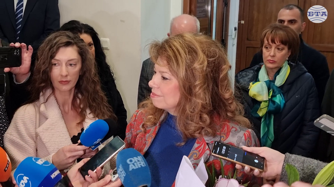 Вотът на недоверие е нормална практика, но е малко странно, че е точно за външната политика, каза вицепрезидентът Илияна Йотова