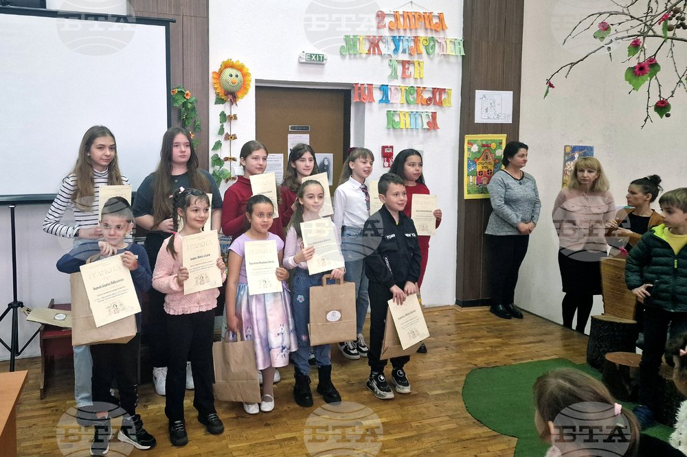 Регионалната библиотека в Търговище отличи участници в конкурс за рисунка, посветен на 220 години от рождението на Андерсен 