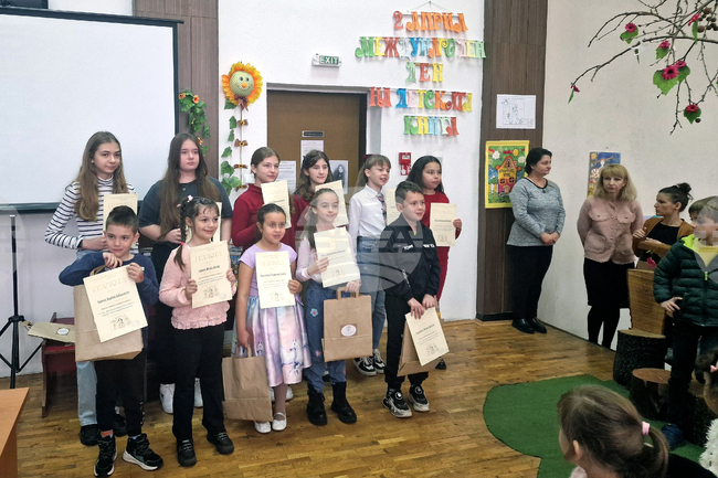 Регионалната библиотека в Търговище отличи участници в конкурс за рисунка, посветен на 220 години от рождението на Андерсен 