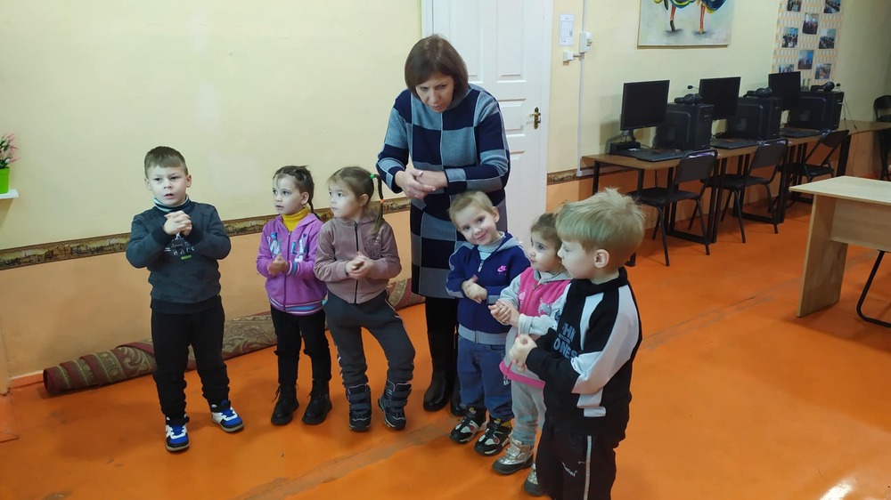 Деца от подготвителна група към Българското неделно училище „Просвета“ в село Делжилер, Украйна, учиха за професиите чрез игри и театър