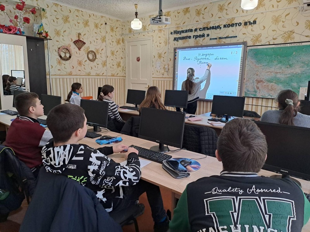 Ученици от Българското училище „Просвета“ в Украйна упражняваха разпознаване на частите на речта в текст