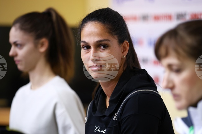 Изабелла Шиникова се класира за четвъртфиналите на двойки на турнира по тенис за жени в Бол