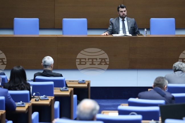 Депутатите ще гласуват първия вот на недоверие утре, дебатите по вота продължиха близо четири часа 