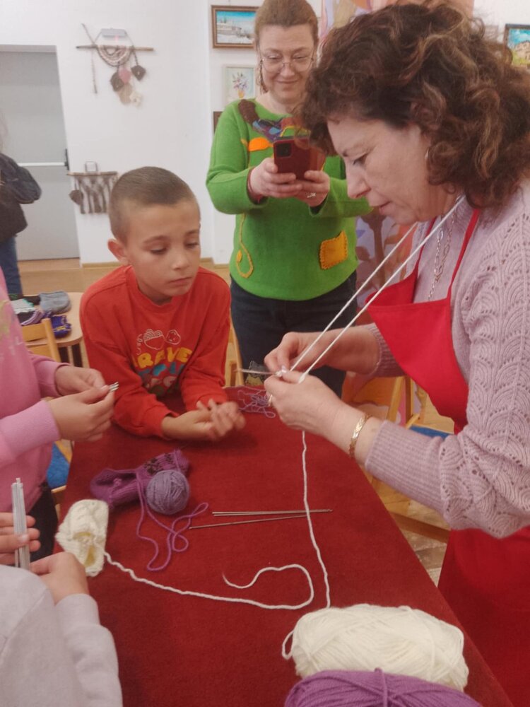Демонстрация по плетене събра деца и възрастни в читалището в Антоново, в рамките на инициативата Европейски дни на художествените занаяти