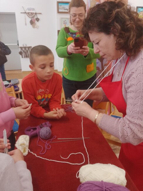 Демонстрация по плетене събра деца и възрастни в читалището в Антоново, в рамките на инициативата Европейски дни на художествените занаяти
