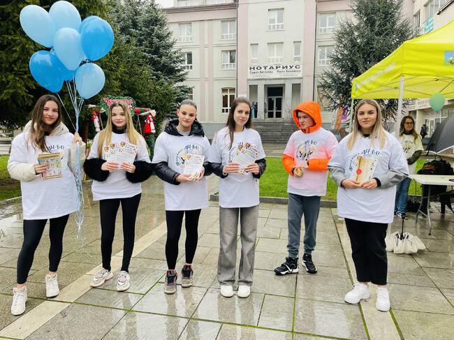 В Световния ден за информираност за аутизма ученици от Разлог са раздавали информационни материали за значението на ранната диагностика