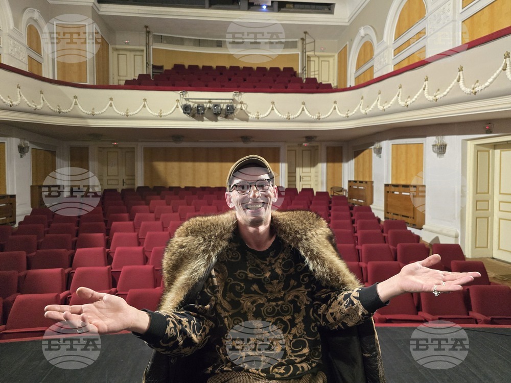 Театърът е моето бягство, спасение, паралелен свят, вкусно е да играеш различни роли, каза за БТА актьорът Георги Грозев