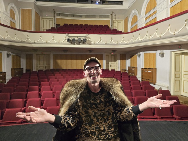 Театърът е моето бягство, спасение, паралелен свят, вкусно е да играеш различни роли, каза за БТА актьорът Георги Грозев