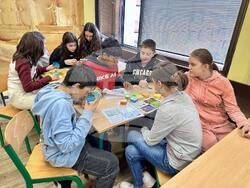  Ученици от прогимназиалния етап на  Българско средно училище „Д-р Петър Берон“ в Прага, Чехия, взеха участие в интерактивен урок „Пътешествие в света на растенията“. 