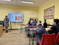  Ученици от прогимназиалния етап на  Българско средно училище „Д-р Петър Берон“ в Прага, Чехия, взеха участие в интерактивен урок „Пътешествие в света на растенията“. 