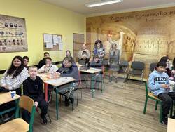  Ученици от прогимназиалния етап на  Българско средно училище „Д-р Петър Берон“ в Прага, Чехия, взеха участие в интерактивен урок „Пътешествие в света на растенията“. 