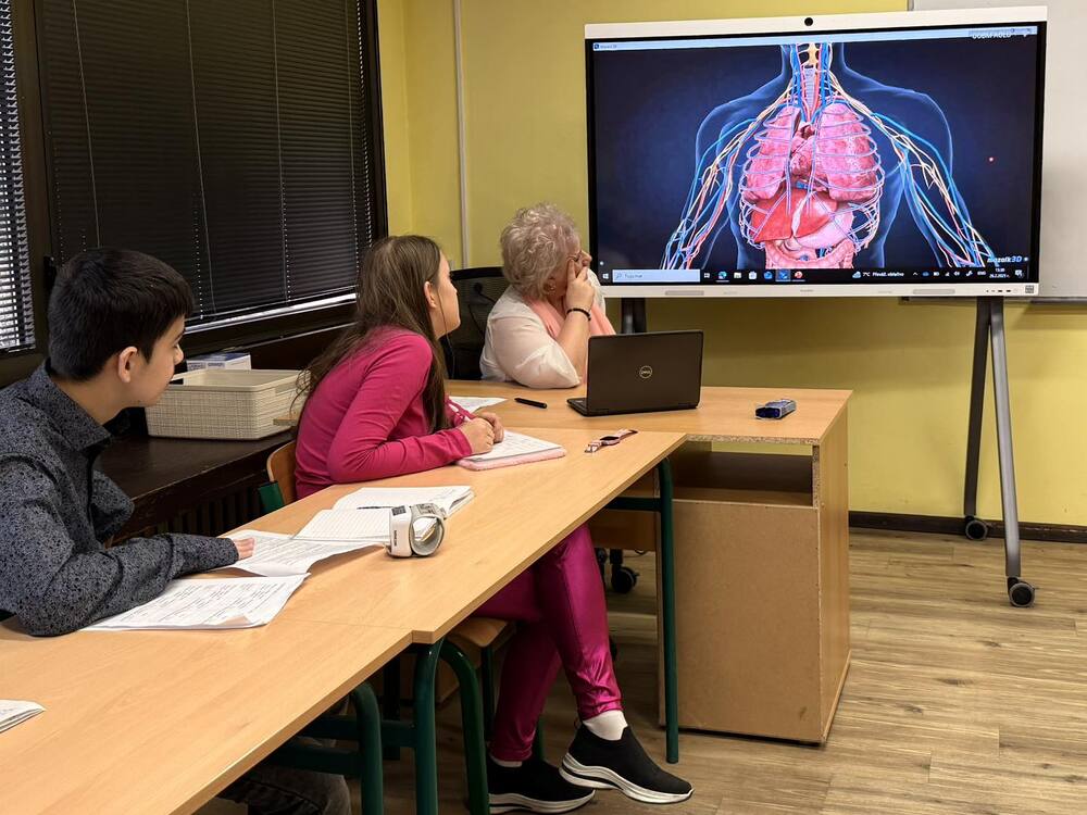 Бинарен урок по биология и физика бе организиран в Българското средно училище "Д-р Петър Берон" в Прага