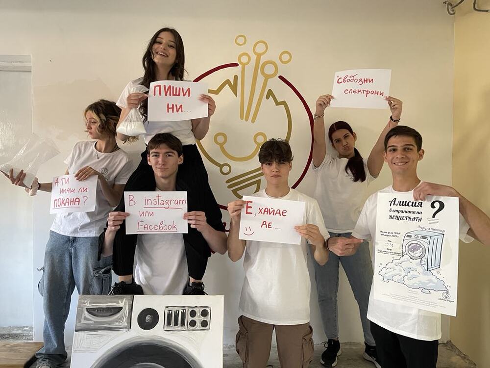 Сливенските театрали от „Свободни електрони“ с двойно представяне на постановката „Алисия в страната на ВЕЩЕСТВАТА“