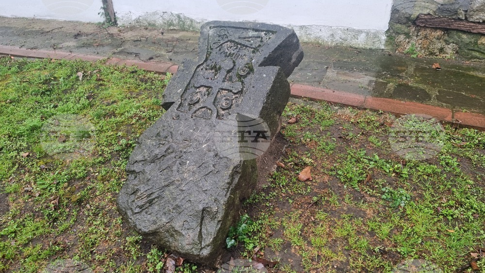 Обект на вандалска проява е станал надгробен паметник в лапидариума пред Регионален исторически музей в Добрич