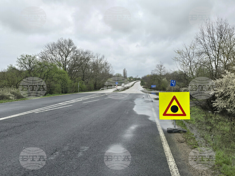 Река Лева излезе от коритото си край Враца и заля една от лентите на главен път Е- 79