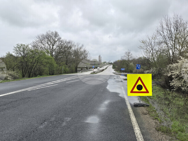 Река Лева излезе от коритото си край Враца и заля една от лентите на главен път Е- 79