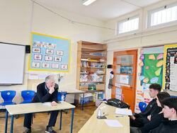 Среща и дискусия между Ивайло Калфин и ученици бе организирана в Българско училище „Райна Княгиня“ в Дъблин, Ирландия. 