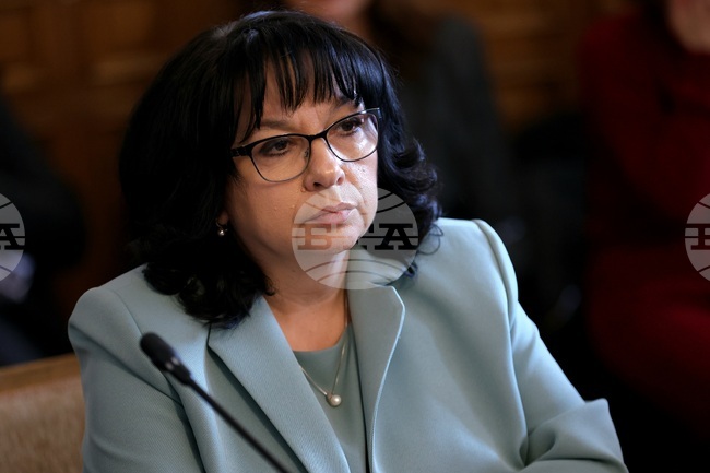 Правителството работи с нагласата за пълен управленски мандат, каза министър Теменужка Петкова