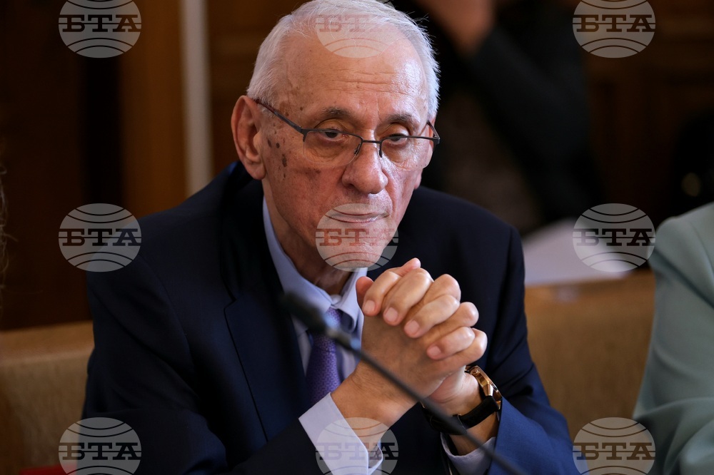 Министър Силви Кирилов благодари на медиците за неуморната им енергия, която влагат в професията и за издигането на нейния авторитет