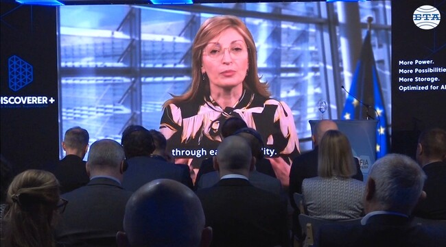 Европа има уникална възможност да е световен лидер във въвеждането и прилагането на изкуствен интелект в индустрията, смята Екатерина Захариева