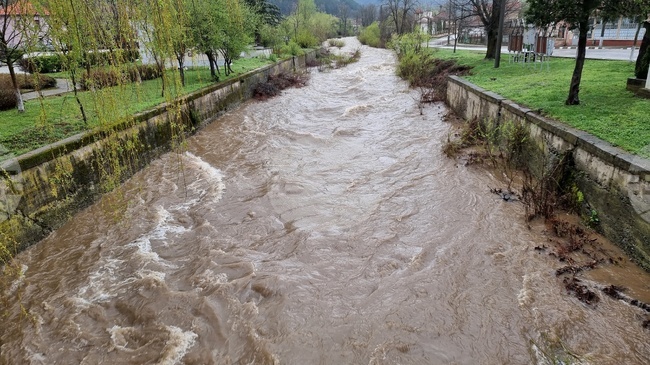 Пропукала се е дига след вливането на река Конска в река Струма, съобщи кметът на Батановци 