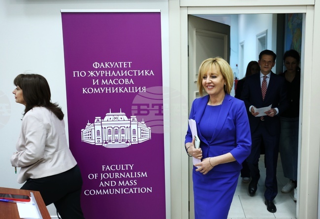 Когато институциите нехаят, омбудсманът трябва да подкрепя гражданските организации и протести, каза Мая Манолова