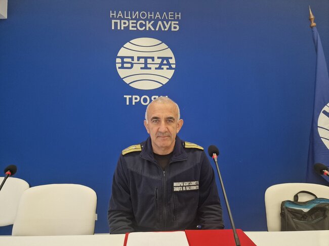 Брифинг на началника на РСПБЗН - Троян гл. инспектор Петър Петров на тема "Действия и поведение при евакуация от сгради за масови прояви".