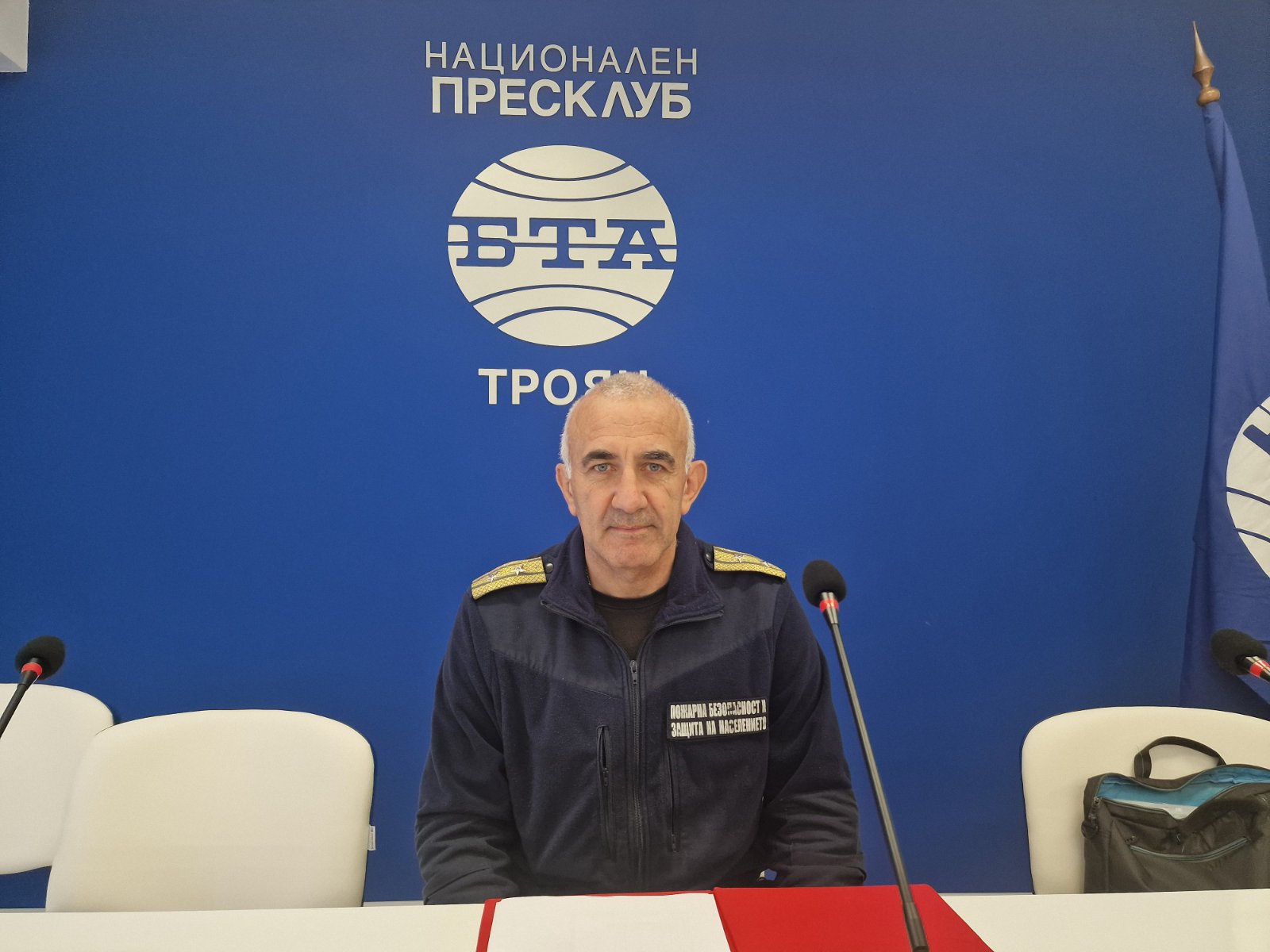 Брифинг на началника на РСПБЗН - Троян гл. инспектор Петър Петров на тема "Действия и поведение при евакуация от сгради за масови прояви".