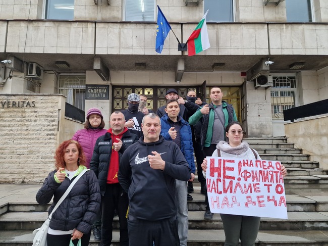 Удвояване на присъдите за насилие над деца и създаване на публичен регистър за педофилите поискаха протестиращи във Велико Търново