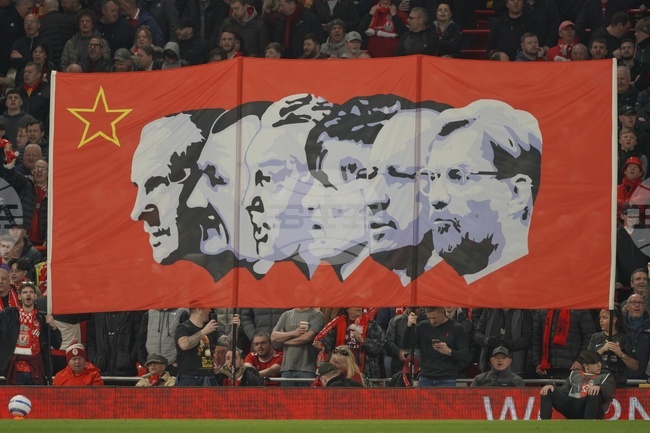 Ликът на Арне Слот ще грейне на популярния банер с клубните легенди след спечелването на Висшата лига