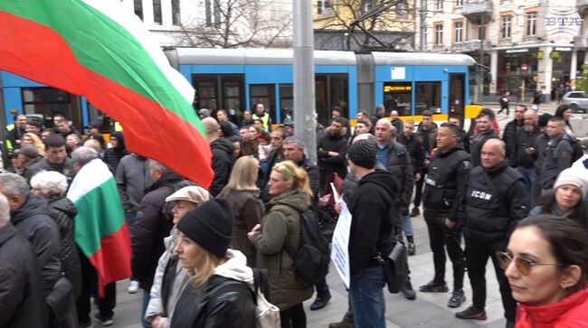 Граждани протестират в центъра на София срещу насилието над деца и педофилията