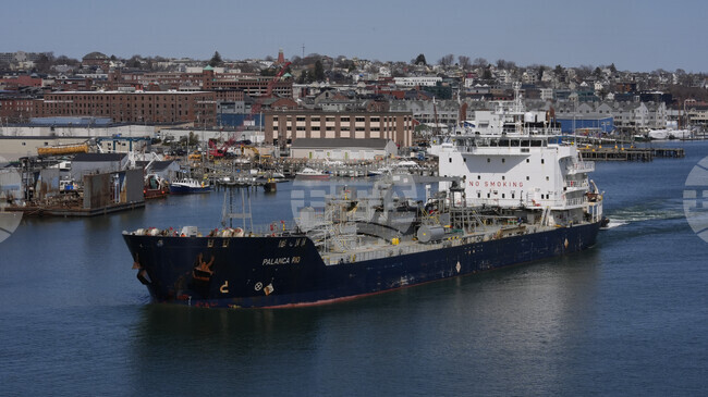 МАЕ повиши прогнозата си за излишък на пазара на петрол догодина