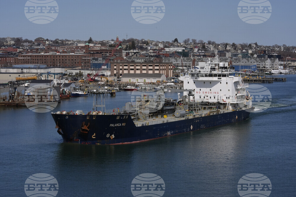 Петролът поскъпва леко в азиатската търговия на фона на очаквания за стабилно търсене през лятото