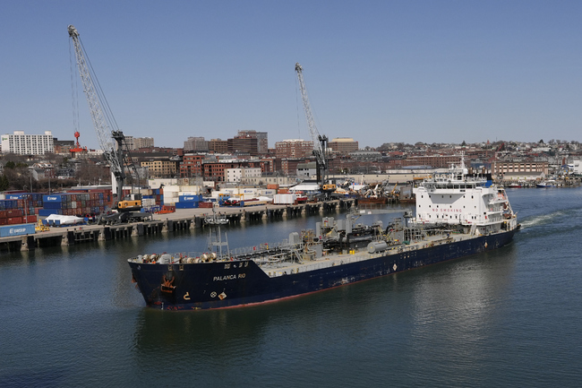 Котировките на петрола се повишиха след заплахата на Тръмп да увеличи митата за Индия заради вноса на руска енергия