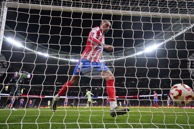 Атлетико Мадрид измъкна ценна победа срещу Севиля с гол в добавеното време