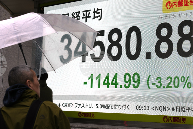 Водещият японски фондов индекс потъна за кратко до 8-месечен минимум, а Уолстрийт затвори с повишение преди обявяването на митата от Доналд Тръмп